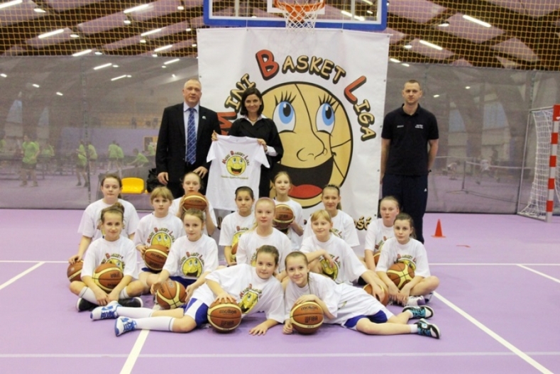 Minister na treningu młodych koszykarek